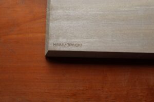 朴の木のまな板_台形_HINAMORINOKIロゴ